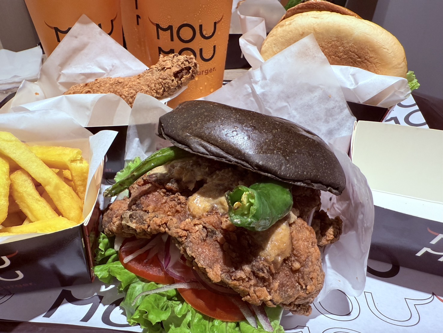 台北美式漢堡推薦,MOUMOU美式漢堡台北微風南山店