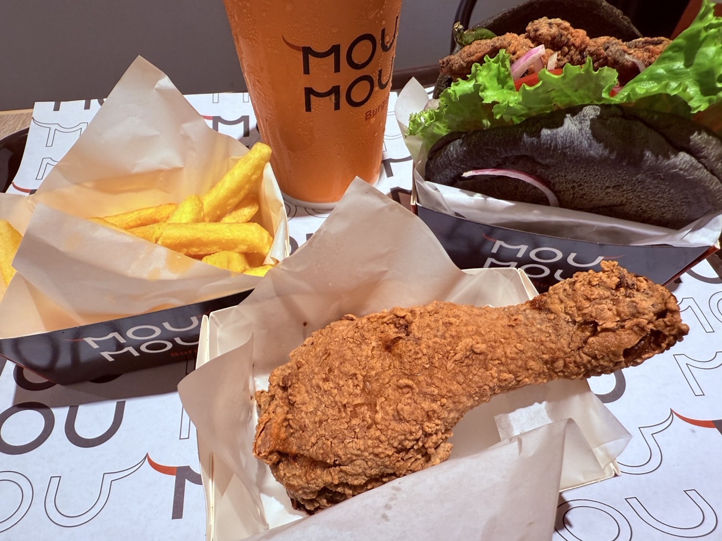 台北美式漢堡推薦,MOUMOU美式漢堡台北微風南山店