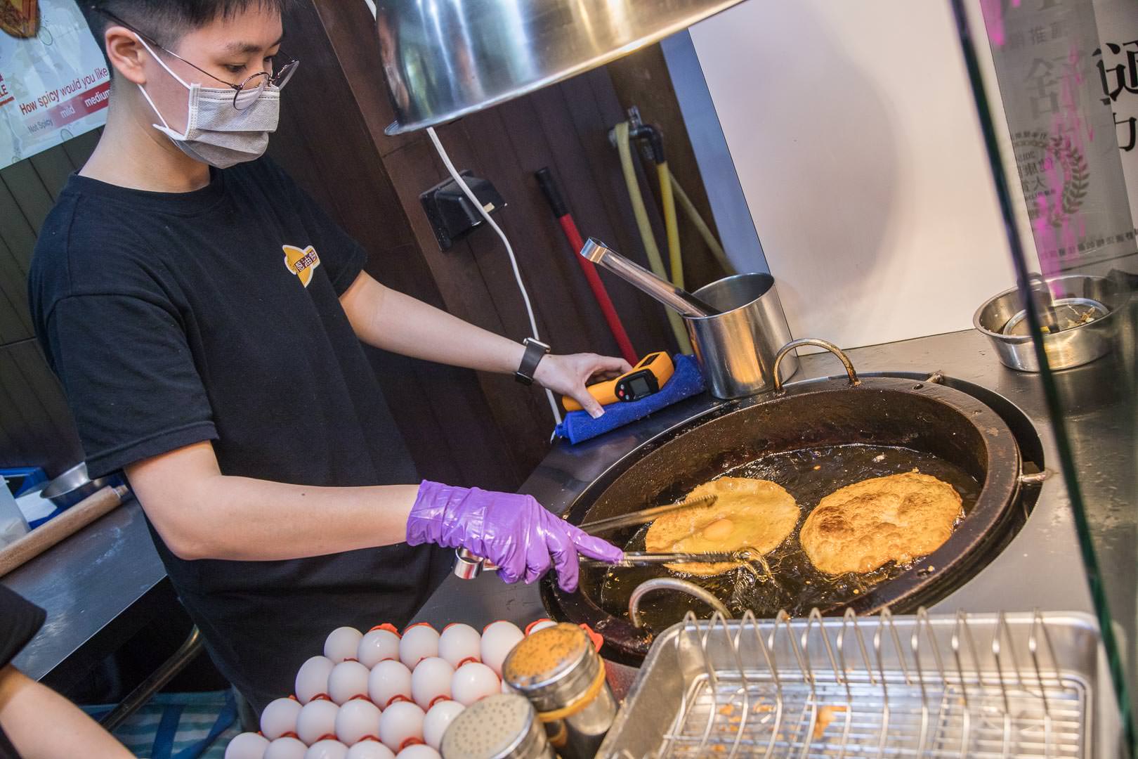 Boom炸蛋蔥油餅-饒河夜市店,Boom炸蛋蔥油餅,松山美食,松山火車站美食,饒河街美食,饒河街夜市美食,饒河街夜市必吃,饒河街夜市蔥油餅,Boom炸彈蔥油餅-饒河夜市店
