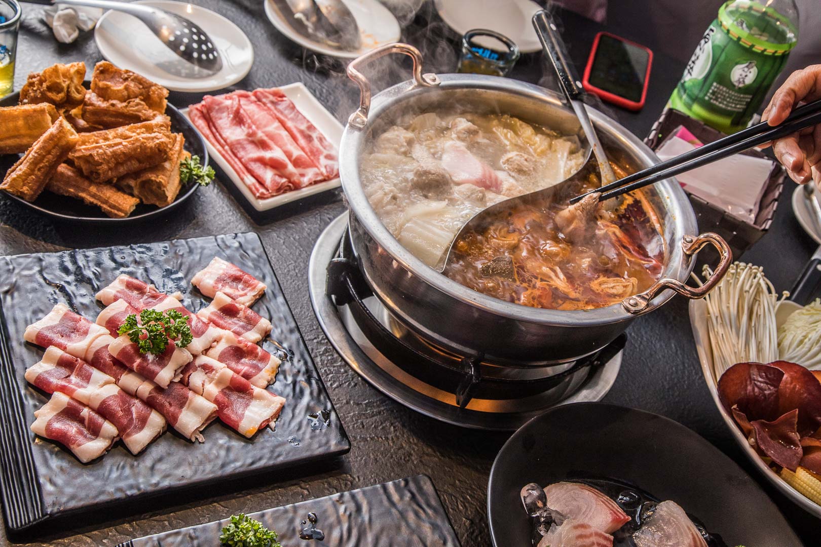 台北美食,台北火鍋,台北麻辣火鍋,麻辣火鍋推薦,台北鴛鴦鍋,台北八德路美食,辣上癮麻辣鴛鴦火鍋,辣上癮麻辣火鍋,辣上癮 @大手牽小手。玩樂趣