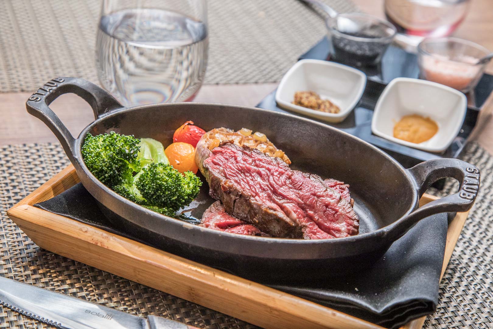信義區美食,信義區牛排,信義區聚餐,市府站美食,艾朋牛排餐酒館,台北美食,台北捷運美食,台北牛排 @大手牽小手。玩樂趣