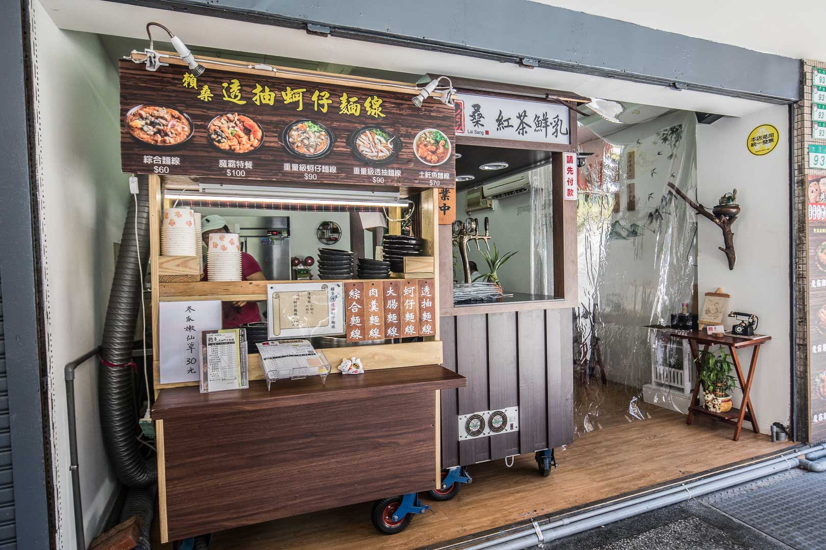 台北麵線,台北大腸麵線,台北蚵仔麵線,台北浮誇麵線,龍山寺麵線,龍山寺美食,龍山寺小吃,賴桑透抽蚵仔麵線