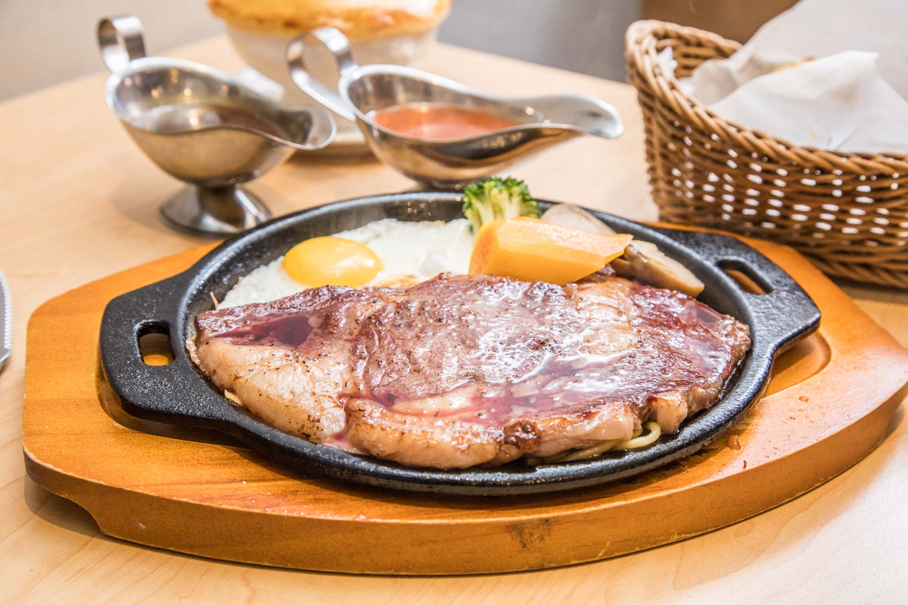 基隆美食,基隆廟口美食,基隆必吃,基隆牛排,基隆小吃,基隆約會餐廳,月之牛炙燒牛排專賣店