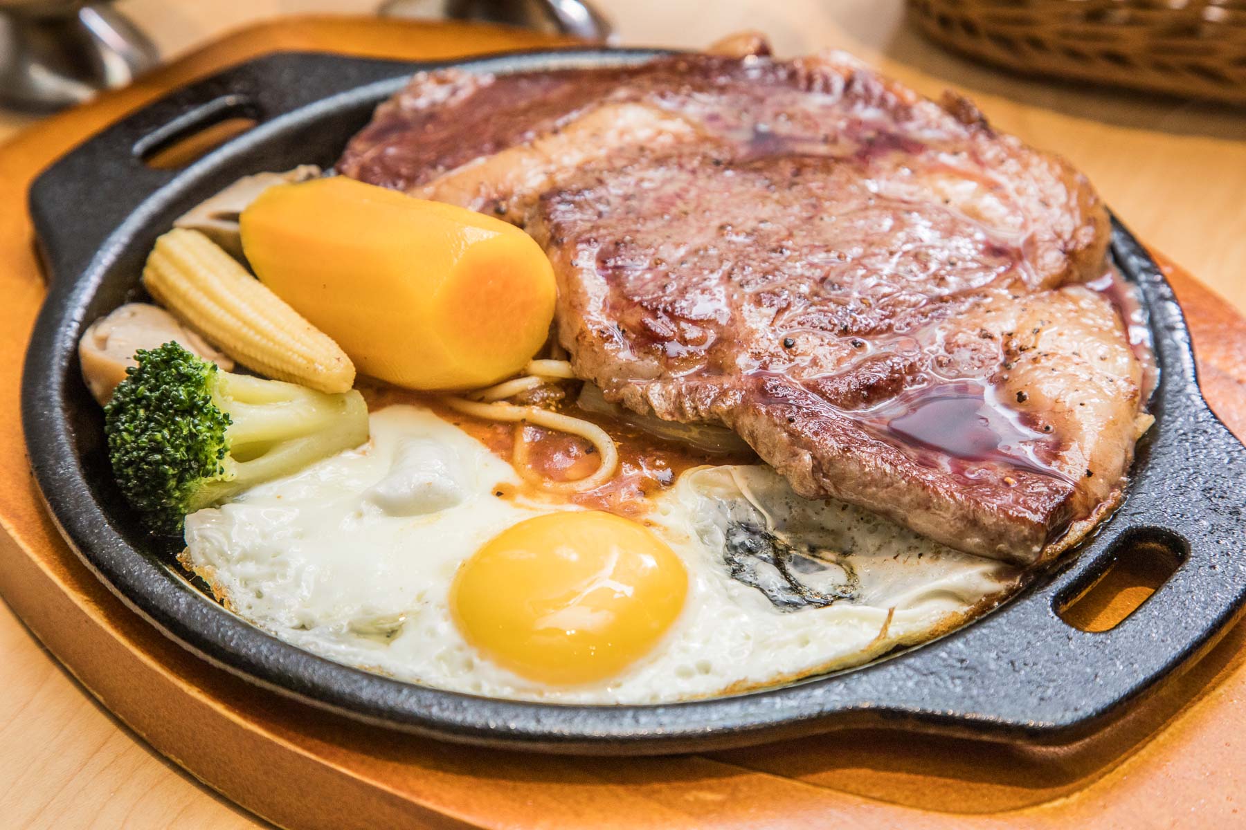 基隆美食,基隆廟口美食,基隆必吃,基隆牛排,基隆小吃,基隆約會餐廳,月之牛炙燒牛排專賣店