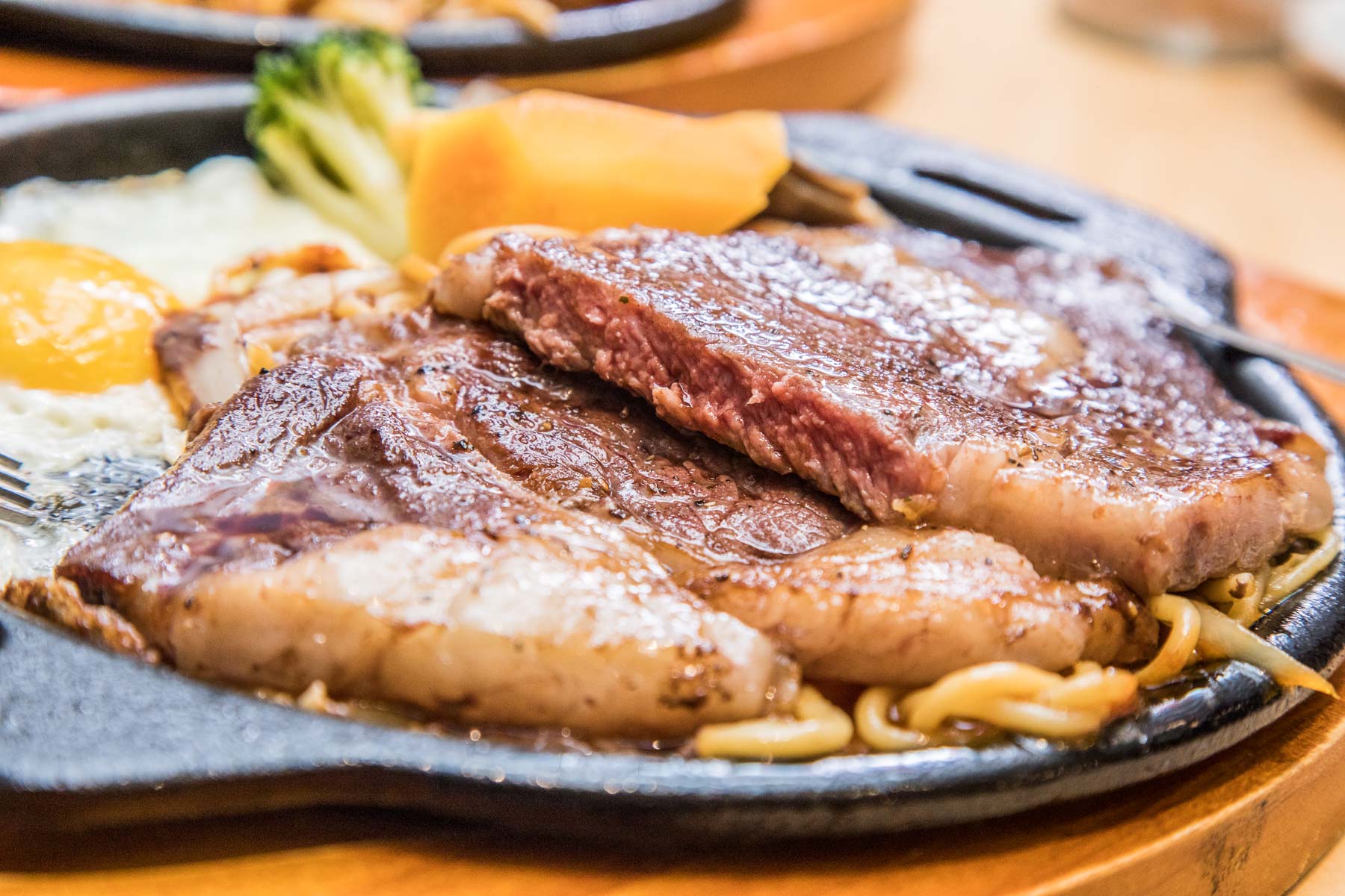 基隆美食,基隆廟口美食,基隆必吃,基隆牛排,基隆小吃,基隆約會餐廳,月之牛炙燒牛排專賣店