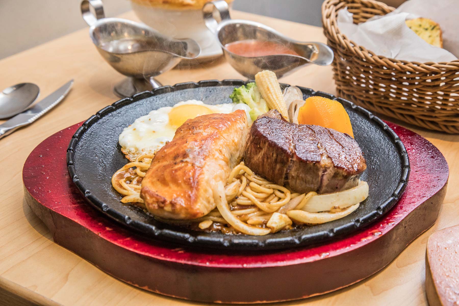 基隆美食,基隆廟口美食,基隆必吃,基隆牛排,基隆小吃,基隆約會餐廳,月之牛炙燒牛排專賣店