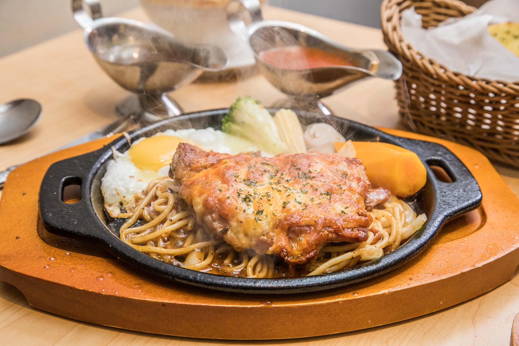 基隆美食,基隆廟口美食,基隆必吃,基隆牛排,基隆小吃,基隆約會餐廳,月之牛炙燒牛排專賣店