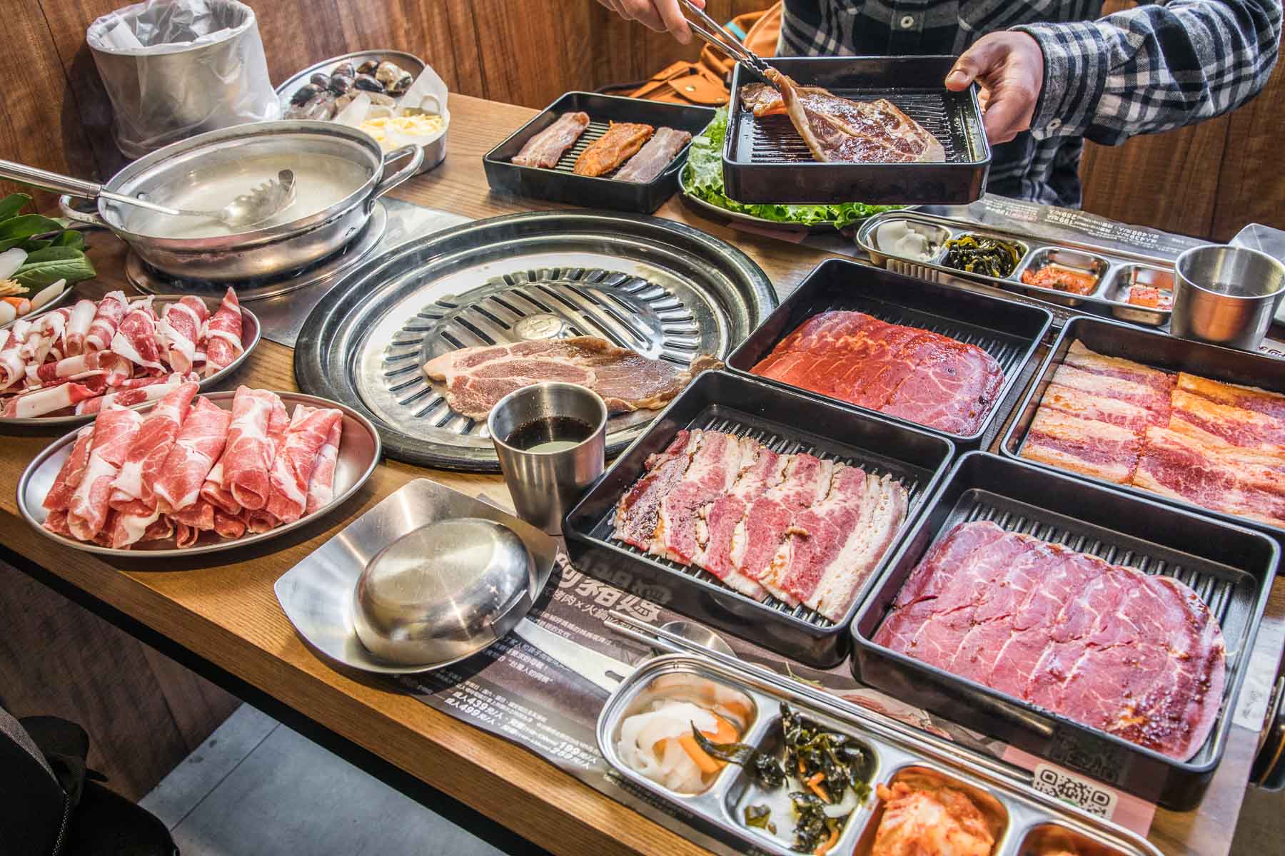 西門町美食,台北燒肉吃到飽,台北韓式烤肉吃到飽,西門町韓式燒肉,阿豬媽韓式烤肉ｘ火鍋吃到飽西門店,阿豬媽아줌마韓式烤肉西門店,阿豬媽韓式烤肉火鍋吃到飽西門店,台北美食,台北聚餐,台北吃到飽,西門町吃到飽 @大手牽小手。玩樂趣