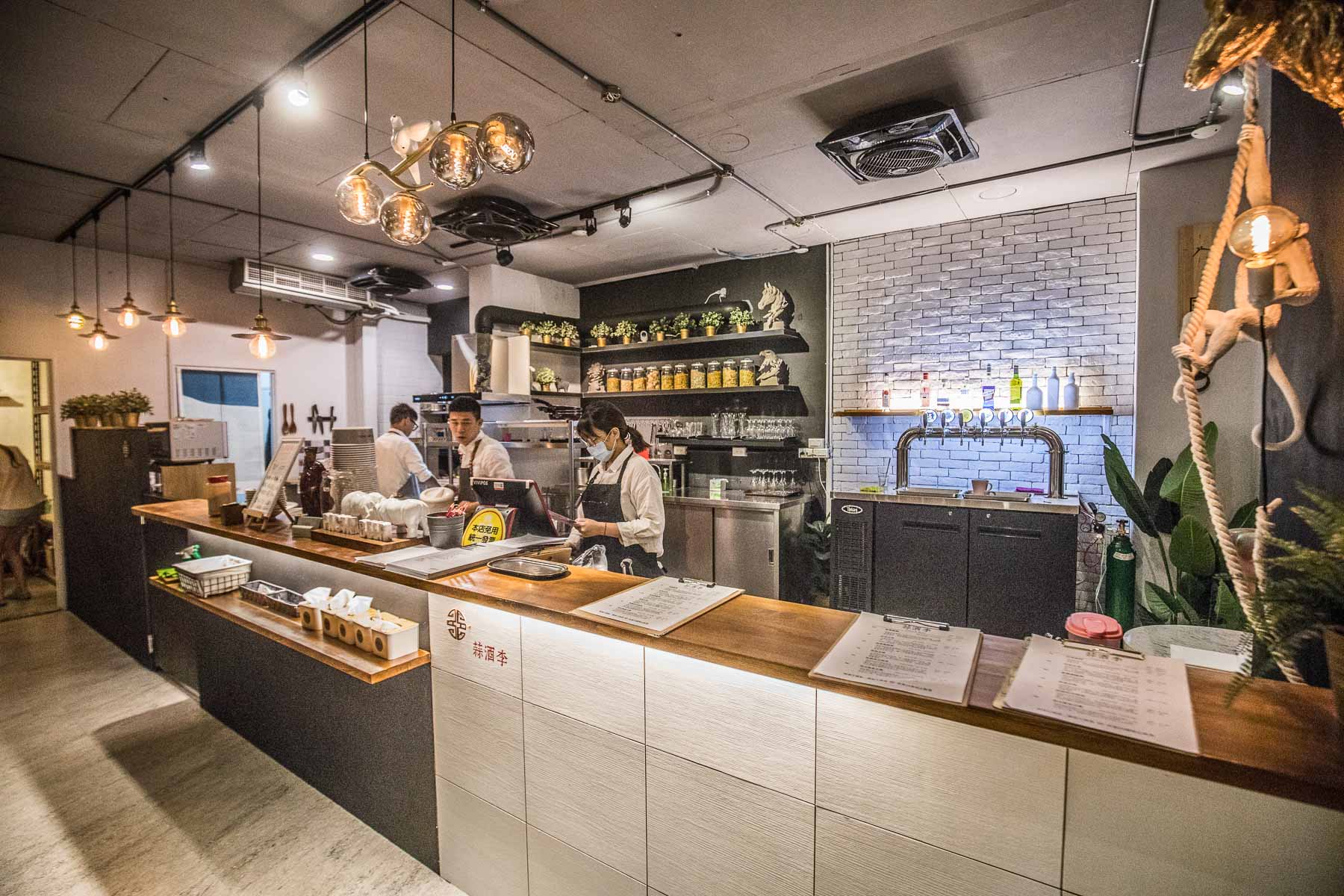 桃園義式餐廳,藝文特區精釀啤酒,桃園美食,藝文特區美食,桃園義大利麵,桃園必吃,桃園居酒屋,桃園餐酒館,桃園宵夜,蒜酒李 Pasta&Beer,桃園精釀啤酒