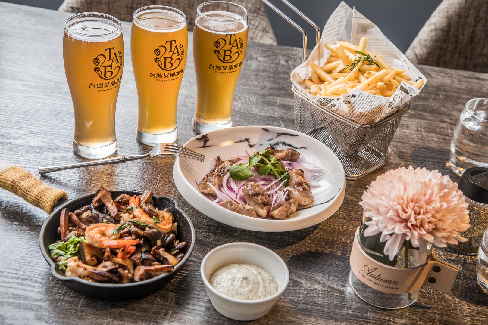 台北歐陸料理,台北啤酒喝到飽,台北精釀啤酒,台北喝酒,台北精釀啤酒喝到飽,Olá C.C. Cafe & Eatery,台北美食,台北聚餐 @大手牽小手。玩樂趣