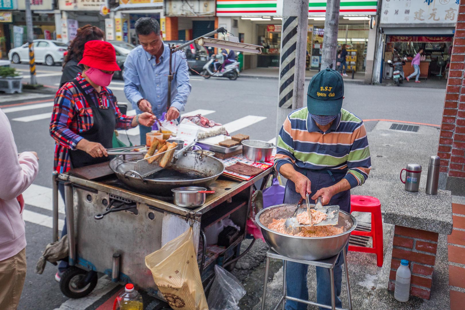 宜蘭小吃,羅東美食,羅東必吃,羅東小吃,羅東蝦餅,宜蘭蝦餅,無名油炸春捲/蝦餅/蘿蔔糕/黑糖糯米糕,宜蘭美食
