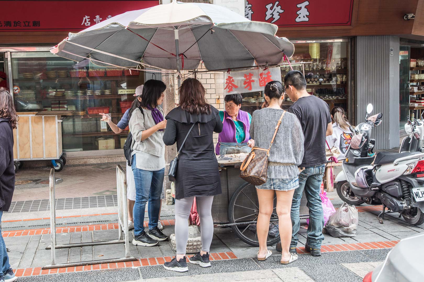 鹿港小吃,彰化麥芽酥,鹿港麥芽酥,鹿港第一市場,鹿港第一市場麥芽酥,鹿港阿婆麥芽酥,彰化美食,鹿港美食,鹿港第一市場美食,彰化小吃