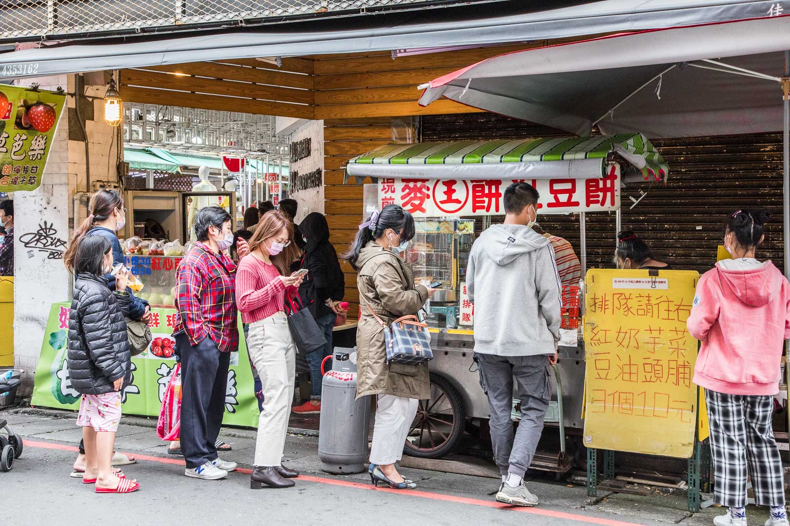 桃園美食,中壢甜點,桃園車輪餅,中壢小吃,中壢車輪餅,中壢火車站美食,王記現煎麥餅 紅豆餅,王記紅豆餅,中壢美食 @大手牽小手。玩樂趣