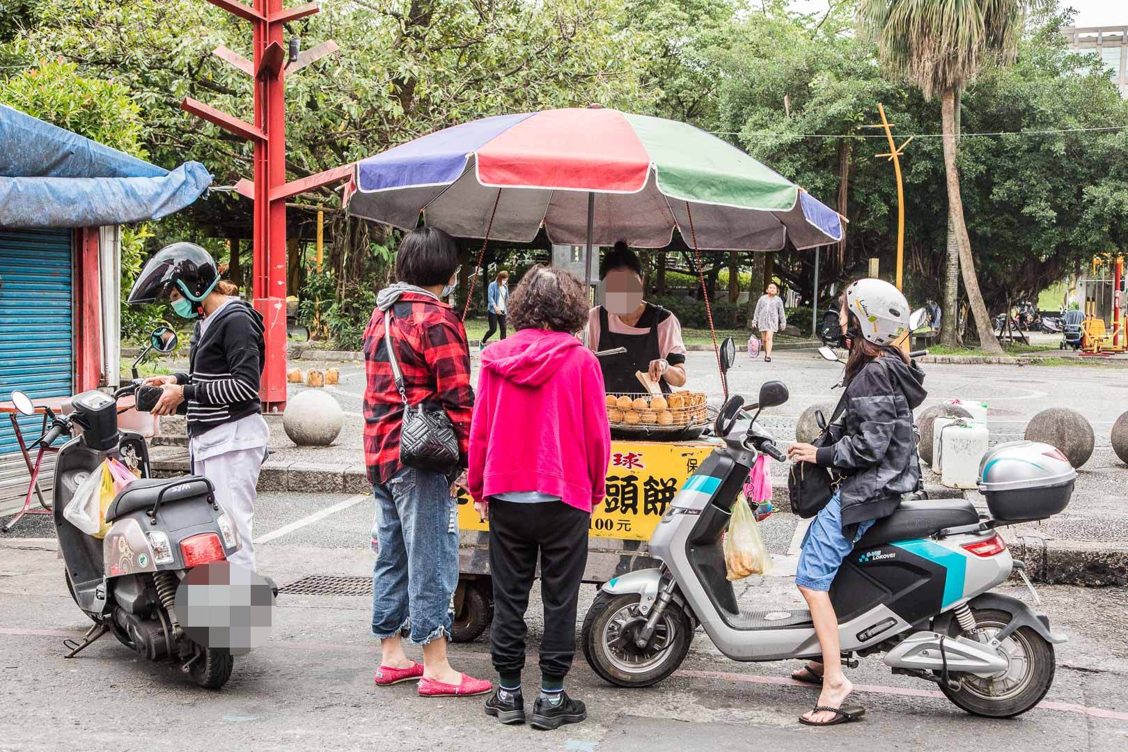 羅東美食,羅東夜市美食,羅東必吃,羅東小吃,羅東地瓜球,羅東夜市小吃,羅東夜市芝麻球,羅東夜市芋頭餅,56芝麻球芋頭餅