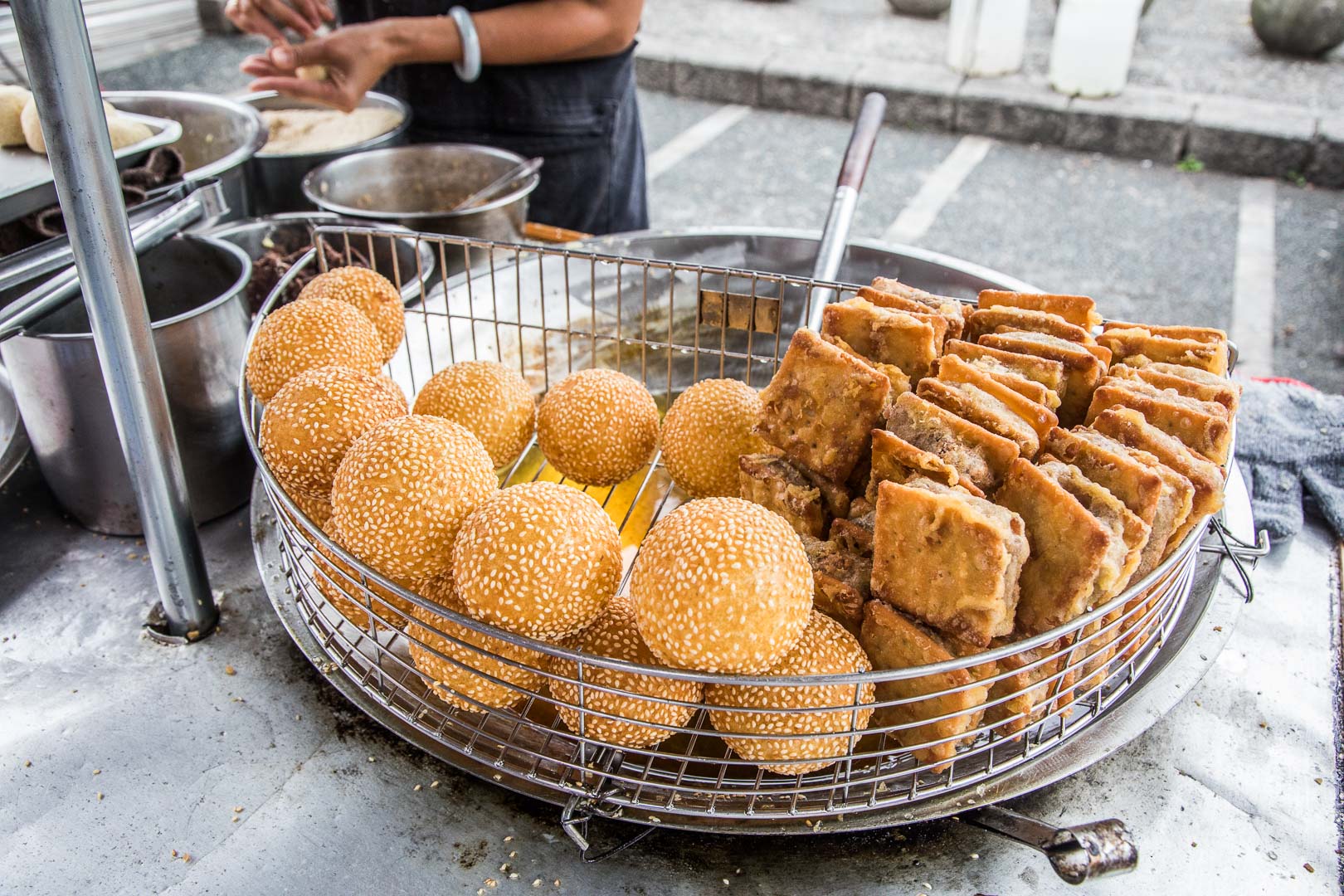 羅東美食,羅東夜市美食,羅東必吃,羅東小吃,羅東地瓜球,羅東夜市小吃,羅東夜市芝麻球,羅東夜市芋頭餅,56芝麻球芋頭餅