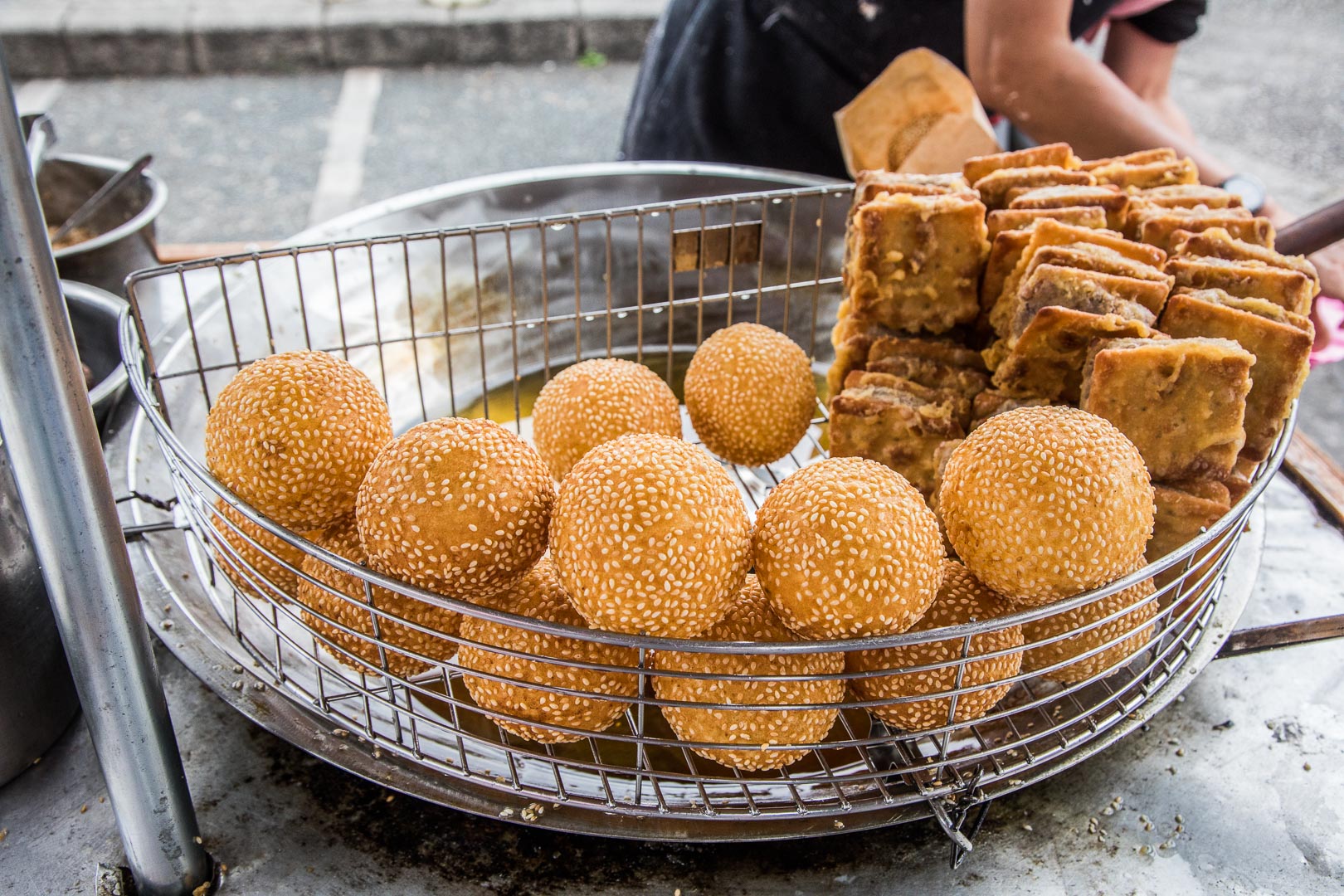 羅東夜市美食,羅東必吃,羅東小吃,羅東地瓜球,羅東夜市小吃,羅東夜市芝麻球,羅東夜市芋頭餅,56芝麻球芋頭餅,羅東美食 @大手牽小手。玩樂趣