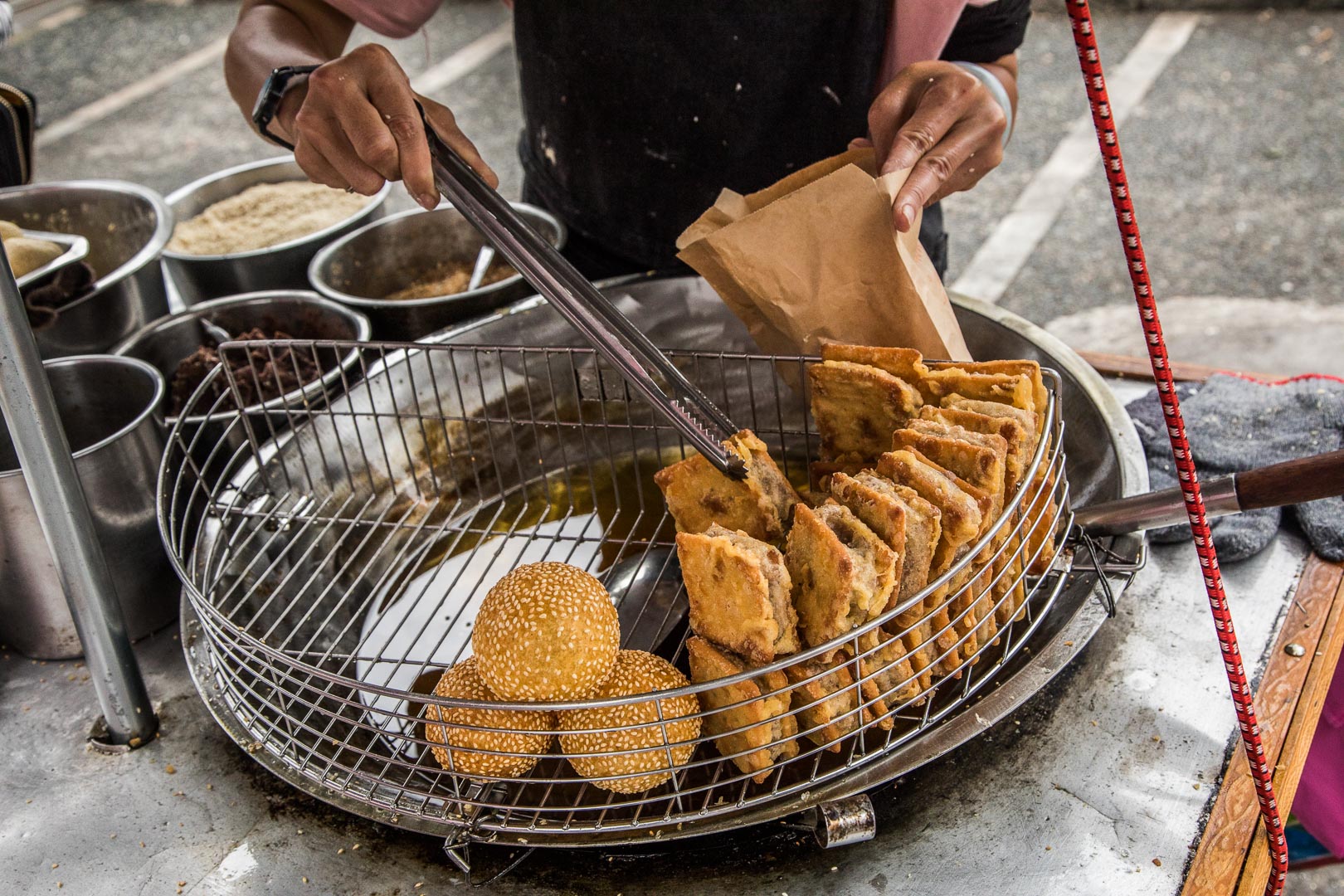 羅東美食,羅東夜市美食,羅東必吃,羅東小吃,羅東地瓜球,羅東夜市小吃,羅東夜市芝麻球,羅東夜市芋頭餅,56芝麻球芋頭餅