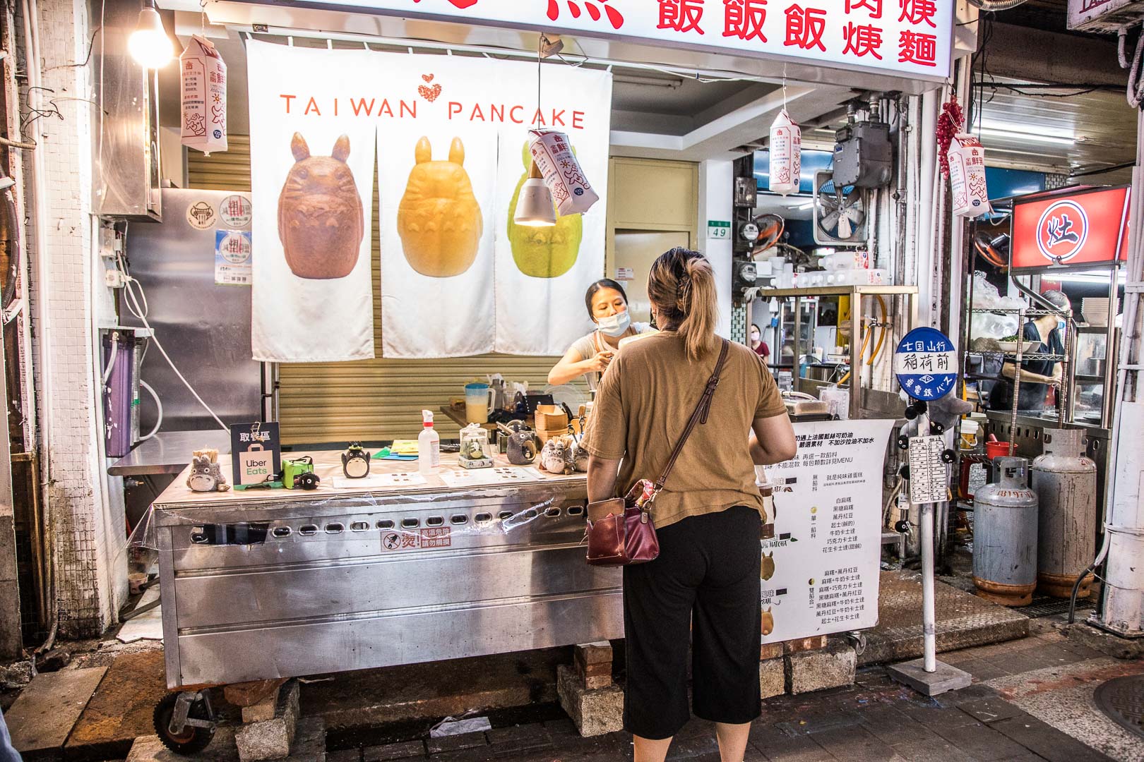 咬一口脆皮雞蛋糕,台北美食,士林夜市美食,士林美食,台北雞蛋糕,台北龍貓雞蛋糕,士林夜市雞蛋糕,士林龍貓雞蛋糕