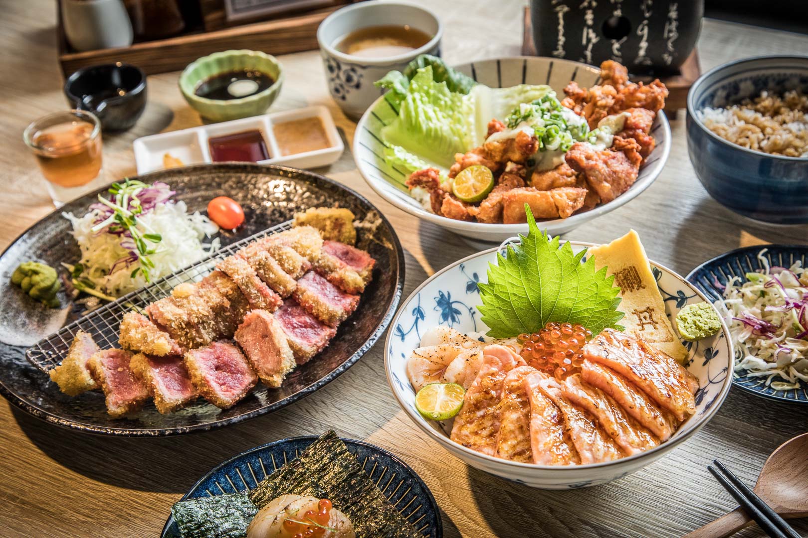 桃園牛排,桃園ATT筷食尚美食,桃園ATT筷食尚,桃園生魚片,桃園生魚片丼飯,桃園ATT筷食尚揪丼,揪丼,桃園美食,桃園炸牛排