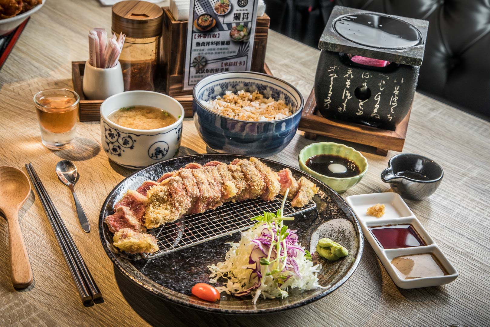 桃園牛排,桃園ATT筷食尚美食,桃園ATT筷食尚,桃園生魚片,桃園生魚片丼飯,桃園ATT筷食尚揪丼,揪丼,桃園美食,桃園炸牛排