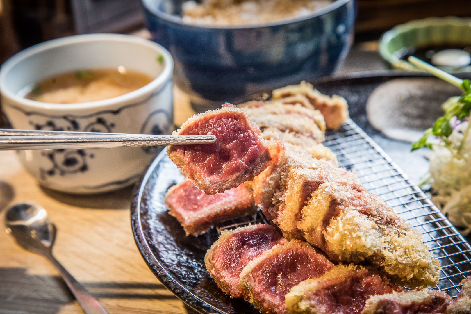 桃園牛排,桃園ATT筷食尚美食,桃園ATT筷食尚,桃園生魚片,桃園生魚片丼飯,桃園ATT筷食尚揪丼,揪丼,桃園美食,桃園炸牛排