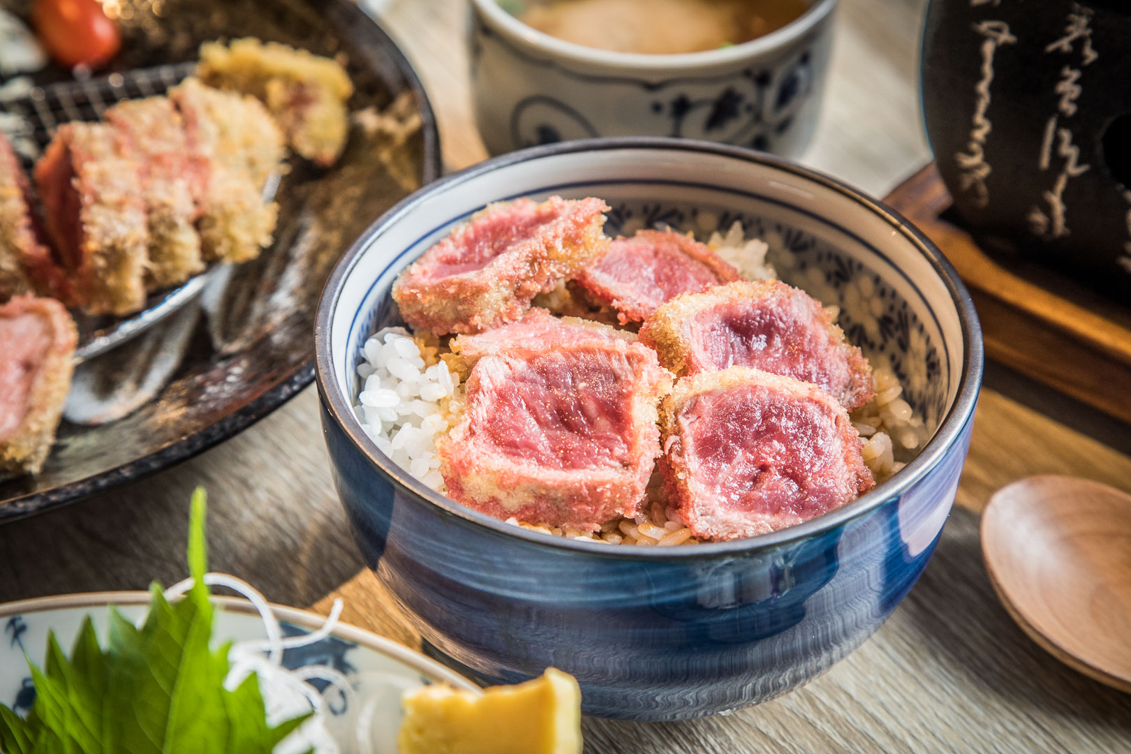 桃園牛排,桃園ATT筷食尚美食,桃園ATT筷食尚,桃園生魚片,桃園生魚片丼飯,桃園ATT筷食尚揪丼,揪丼,桃園美食,桃園炸牛排