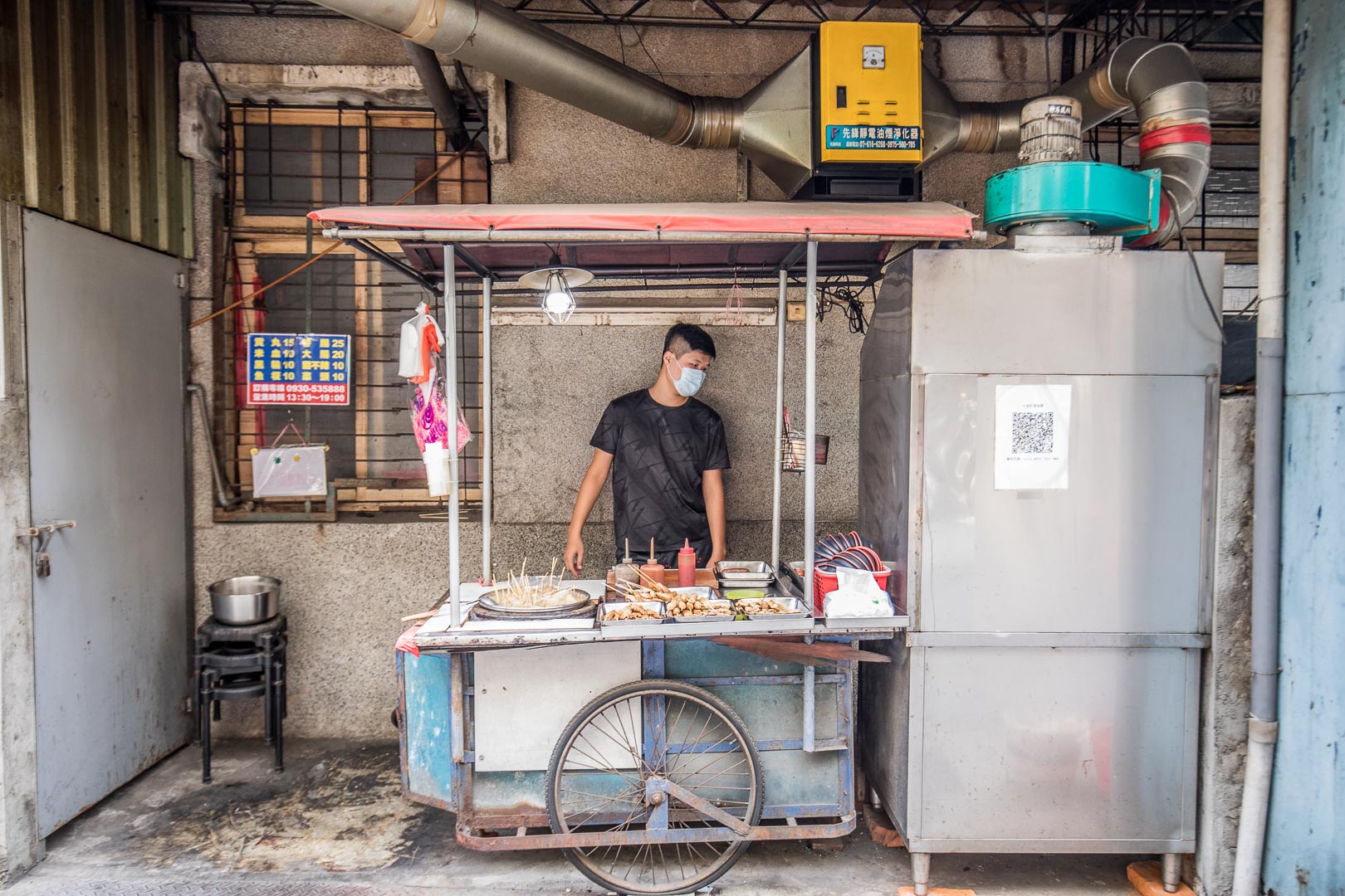 台南美食,台南小吃,台南香腸,台南大腸米腸,台南烤香腸,台南烤黑輪,台南烤甜不辣,大武街無名黑輪攤,大武街黑輪攤