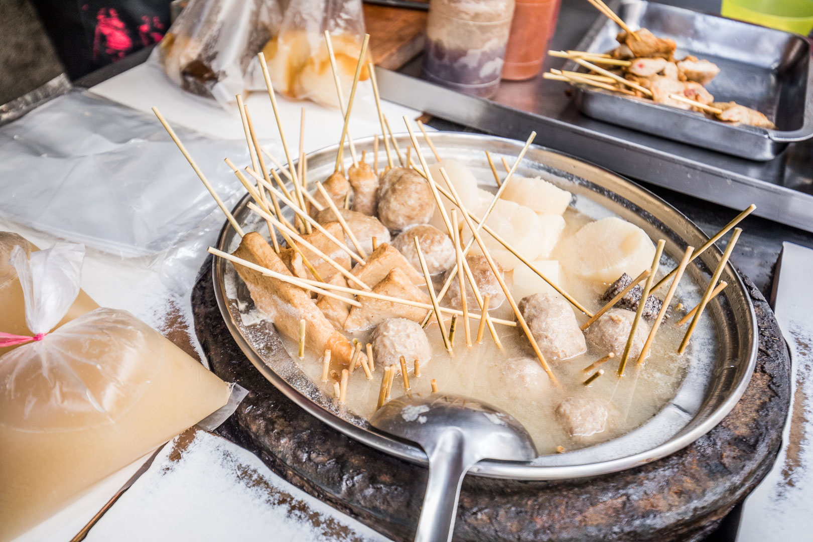 台南美食,台南小吃,台南香腸,台南大腸米腸,台南烤香腸,台南烤黑輪,台南烤甜不辣,大武街無名黑輪攤,大武街黑輪攤