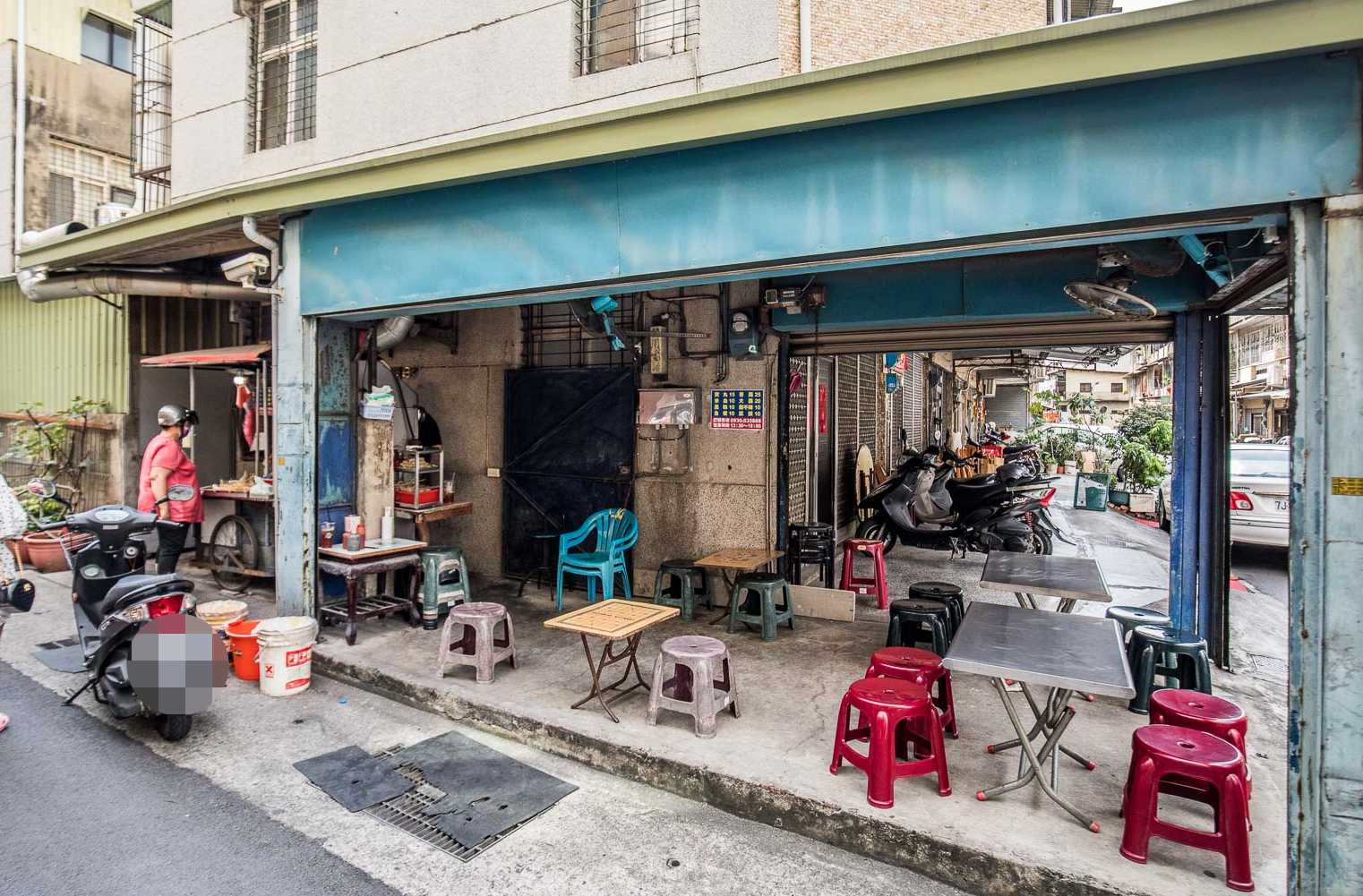 台南美食,台南小吃,台南香腸,台南大腸米腸,台南烤香腸,台南烤黑輪,台南烤甜不辣,大武街無名黑輪攤,大武街黑輪攤