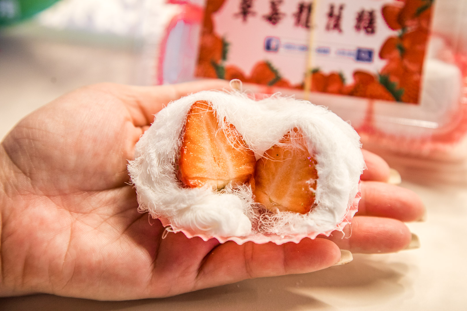 桃園龍鬚糖,中壢龍鬚糖,中壢夜市美食,中壢夜市龍鬚糖,中壢夜市草莓龍鬚糖,草莓龍鬚糖,曹阿伯草莓龍鬚糖,中壢美食,桃園美食,中壢甜點,桃園草莓蛋糕 @大手牽小手。玩樂趣