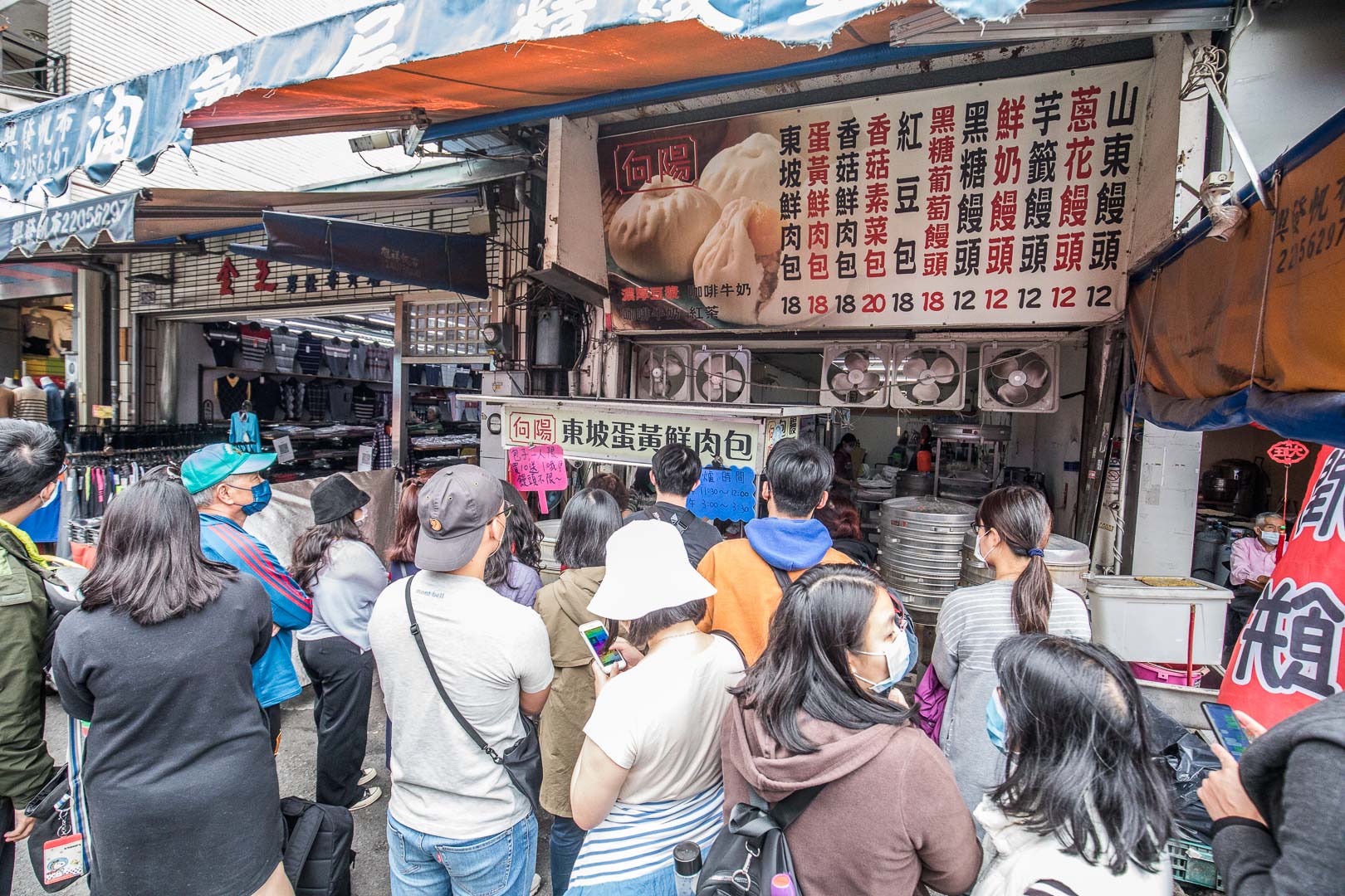 台中美食,台中第三市場美食,台中饅頭,台中肉包,台中鮮肉包,台中第三市場肉包,向陽東坡蛋黃鮮肉包 @大手牽小手。玩樂趣