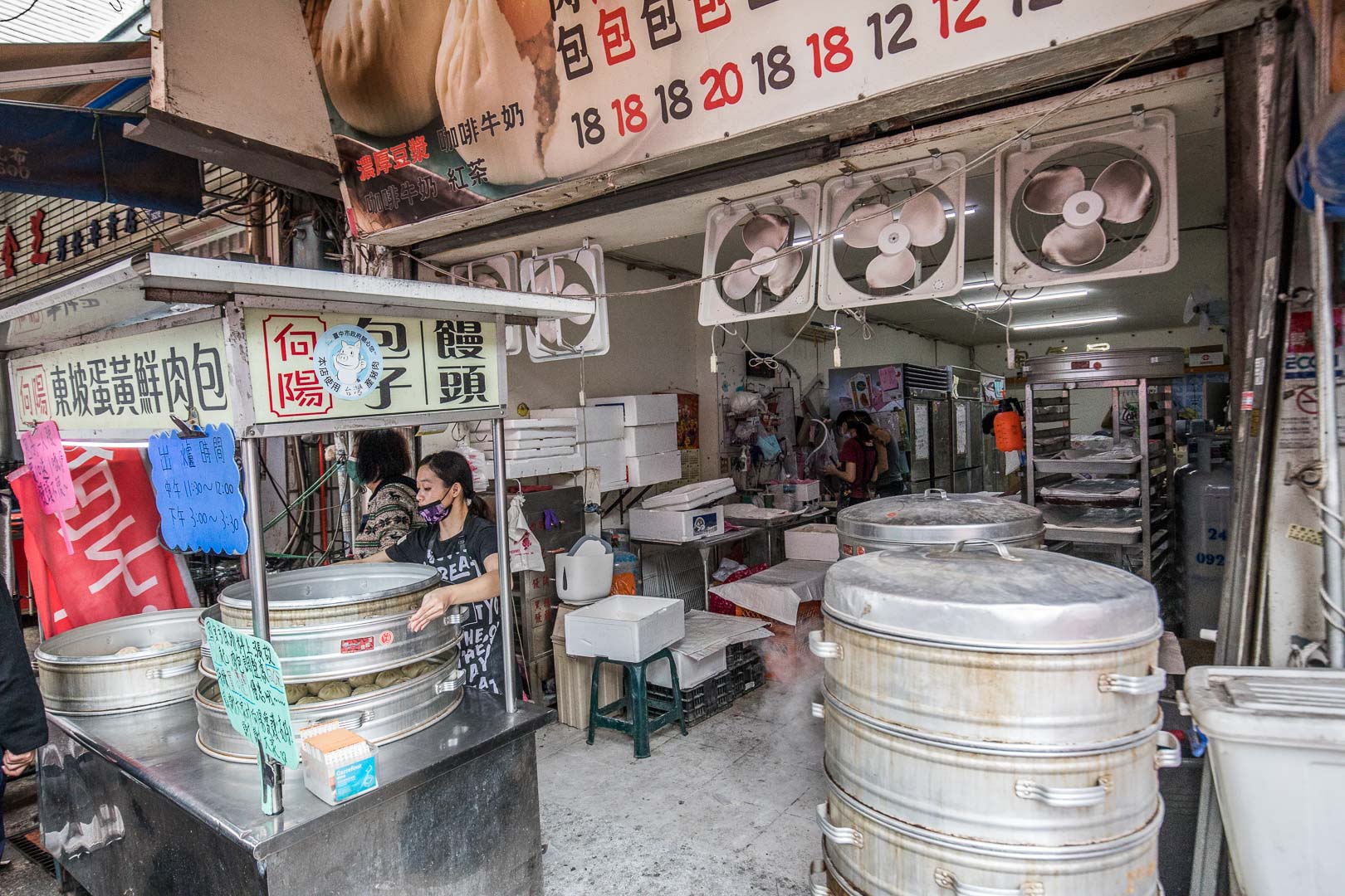 台中美食,台中第三市場美食,台中饅頭,台中肉包,台中鮮肉包,台中第三市場肉包,向陽東坡蛋黃鮮肉包