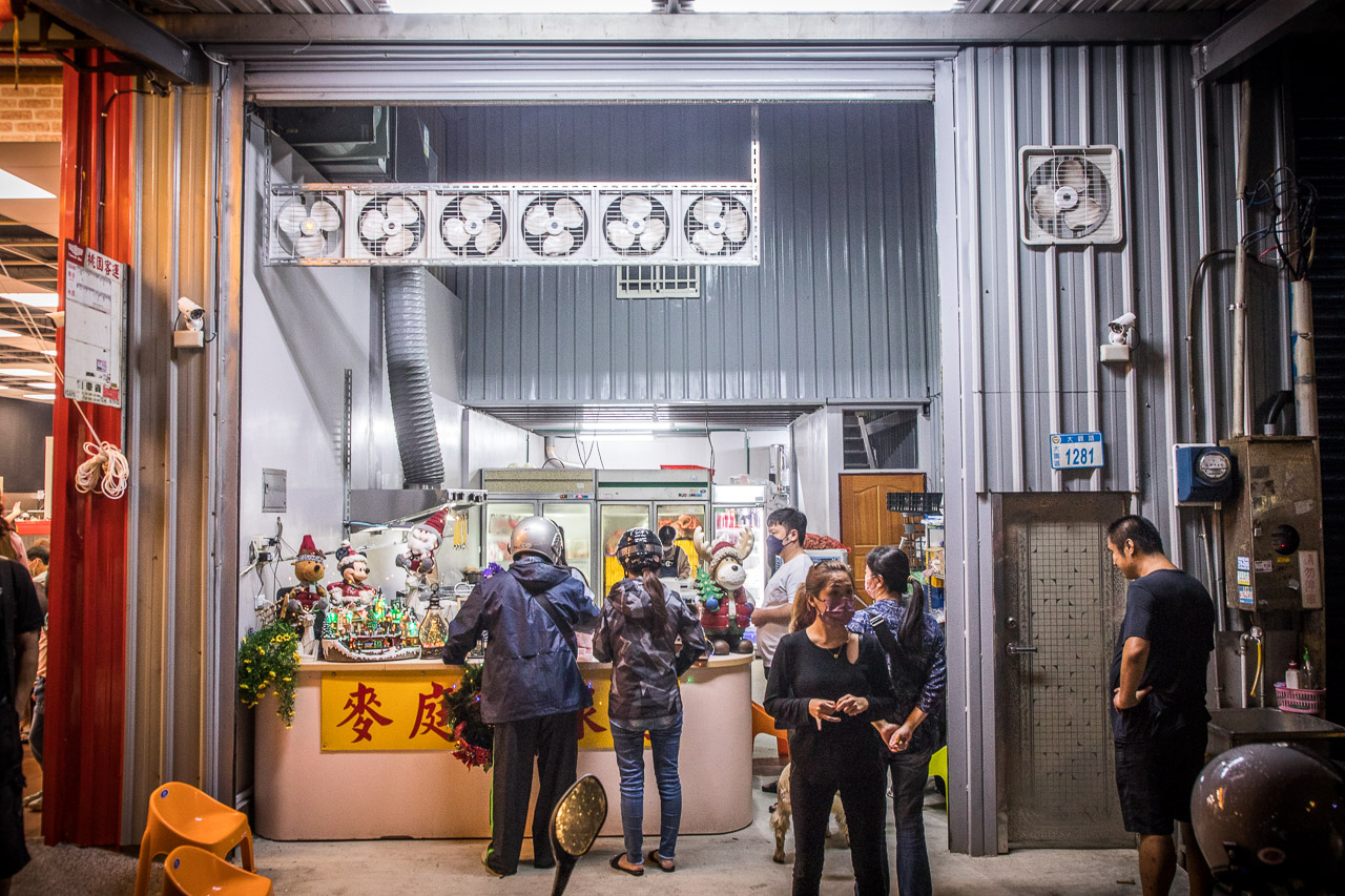 桃園美食,桃園小吃,大園美食,桃園臭豆腐,桃園大腸麵線,桃園麵線,桃園雞排,草漯美食,麥庭麵線勇 @大手牽小手。玩樂趣