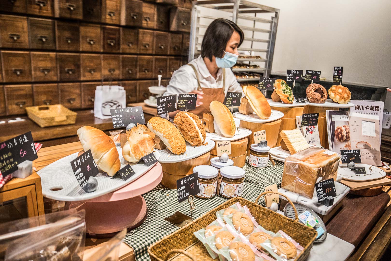 台中甜點,台中IG打卡,台中麵包,台中麵包店,台中IG,台中菠蘿麵包,柳川彩繪麵包店,柳川 や,台中柳川