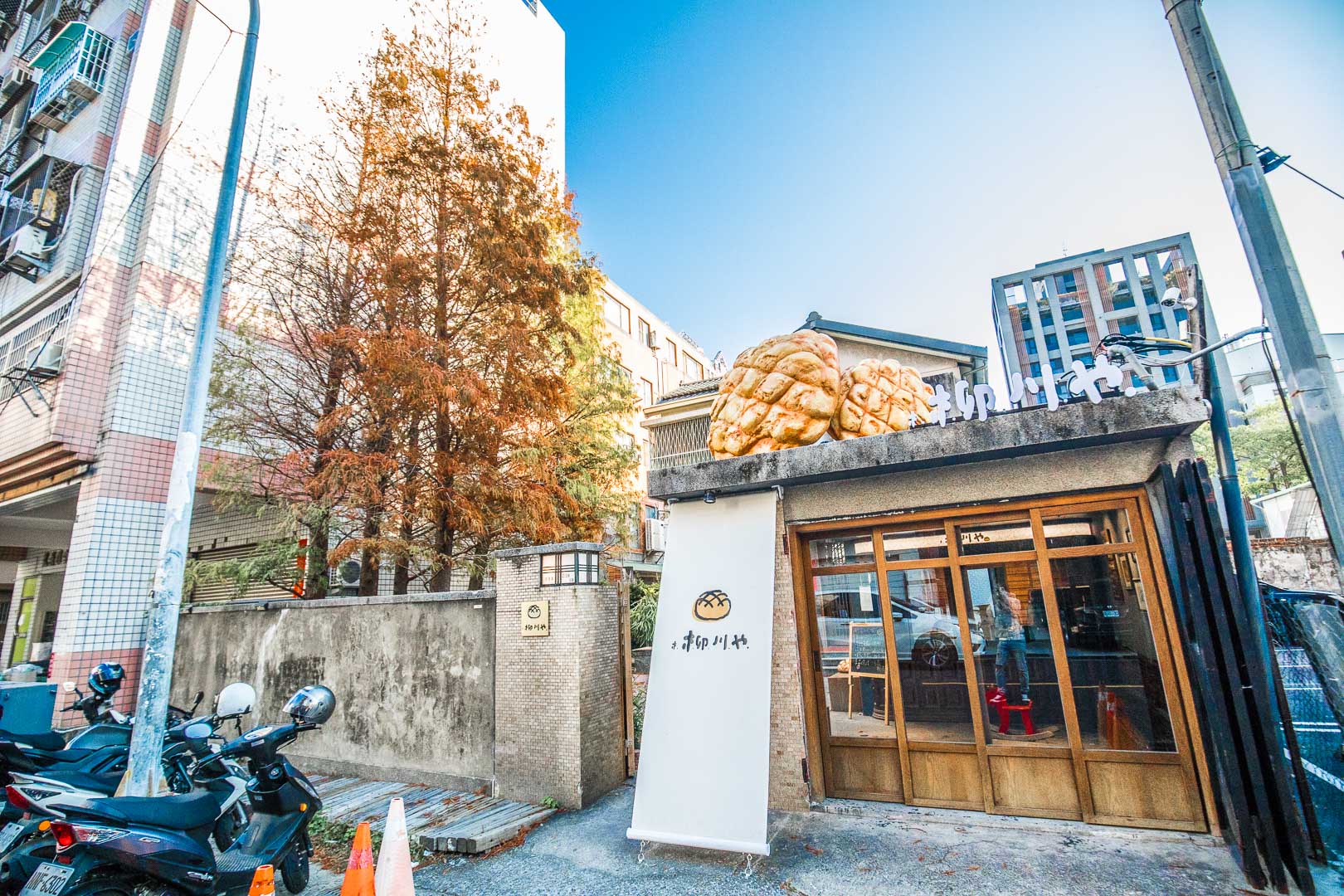 台中甜點,台中IG打卡,台中麵包,台中麵包店,台中IG,台中菠蘿麵包,柳川彩繪麵包店,柳川 や,台中柳川