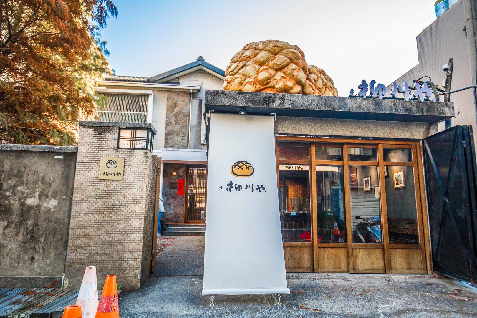 台中甜點,台中IG打卡,台中麵包,台中麵包店,台中IG,台中菠蘿麵包,柳川彩繪麵包店,柳川 や,台中柳川