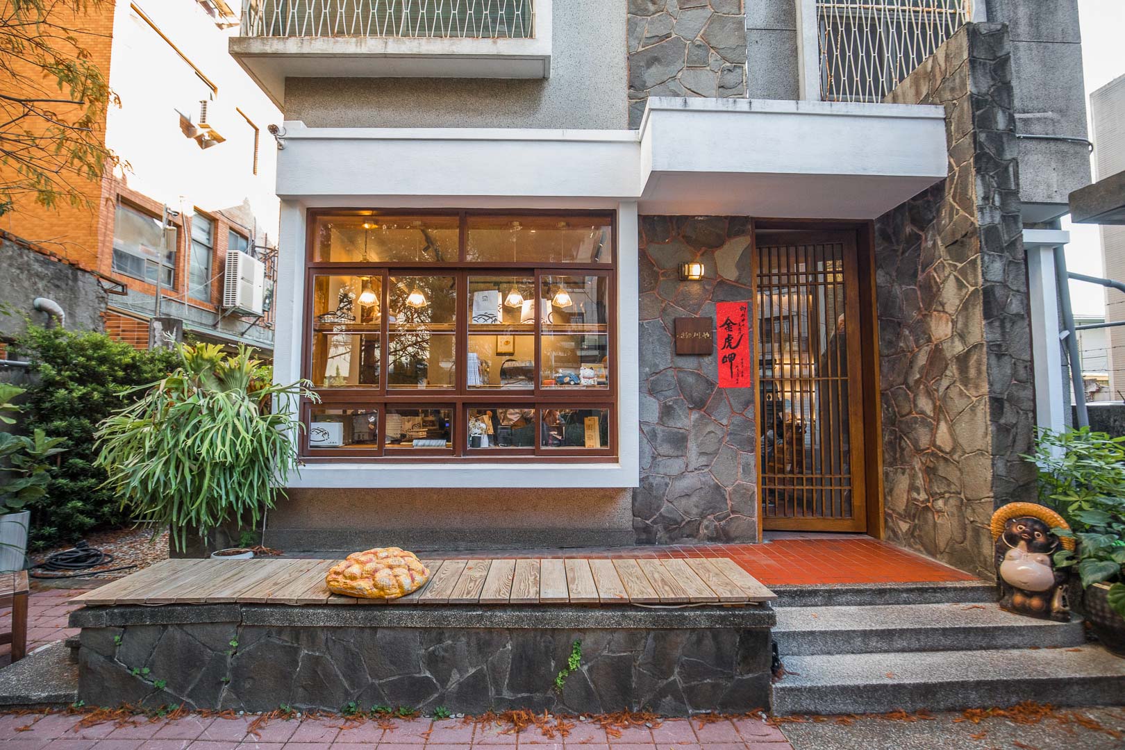 台中甜點,台中IG打卡,台中麵包,台中麵包店,台中IG,台中菠蘿麵包,柳川彩繪麵包店,柳川 や,台中柳川