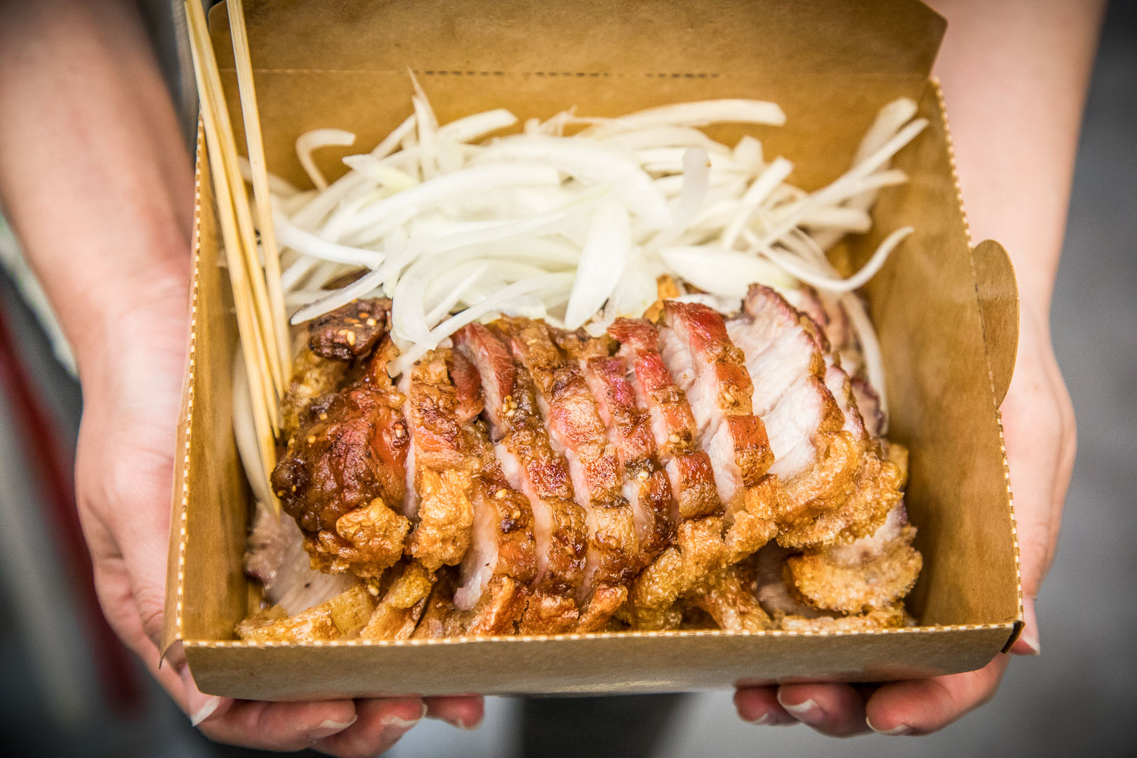 桃園美食,桃園必吃,桃園脆皮豬,南門市場美食,南門市場必吃,南門市場脆皮豬,有利脆皮豬-南門店,有利脆皮豬,桃園有利脆皮豬-南門店 @大手牽小手。玩樂趣