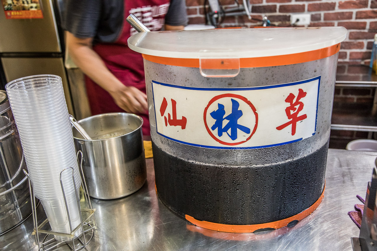 台北小吃,台北冰店,台北仙草,台北仙草奶凍,台北仙草冰,萬華林建發仙草冰八德店,萬華林建發仙草冰,林建發仙草冰八德店,台北美食