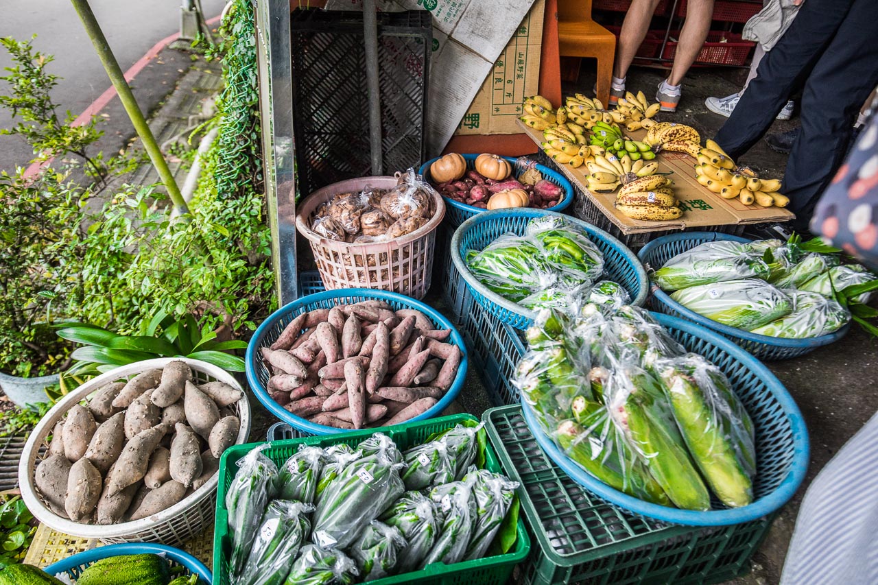 陽明山土雞,陽明山竹子湖美食推薦這家山園野菜餐廳，到竹子湖健走順便吃雞要去哪家?之前發現有一家森林系的山園野菜餐廳不錯，山園野菜餐廳實在是個酷地方，竟然是在森林裡用餐，一整個就是貼近大自然啊，難怪用餐時段直接被擠爆，人氣跟對面的青菜園有的尬！