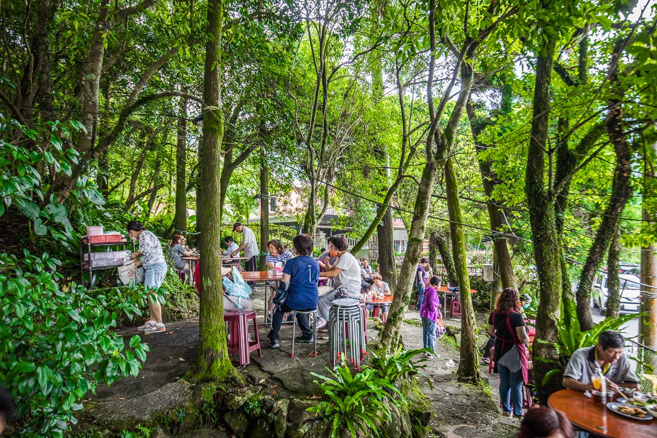 陽明山土雞,陽明山竹子湖美食推薦這家山園野菜餐廳，到竹子湖健走順便吃雞要去哪家?之前發現有一家森林系的山園野菜餐廳不錯，山園野菜餐廳實在是個酷地方，竟然是在森林裡用餐，一整個就是貼近大自然啊，難怪用餐時段直接被擠爆，人氣跟對面的青菜園有的尬！