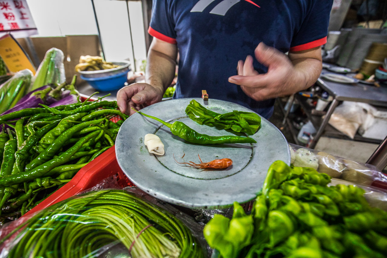 陽明山土雞,陽明山竹子湖美食推薦這家山園野菜餐廳，到竹子湖健走順便吃雞要去哪家?之前發現有一家森林系的山園野菜餐廳不錯，山園野菜餐廳實在是個酷地方，竟然是在森林裡用餐，一整個就是貼近大自然啊，難怪用餐時段直接被擠爆，人氣跟對面的青菜園有的尬！