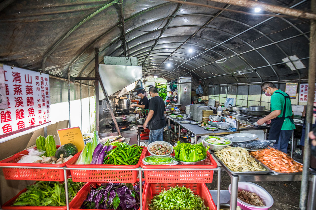 陽明山土雞,陽明山竹子湖美食推薦這家山園野菜餐廳，到竹子湖健走順便吃雞要去哪家?之前發現有一家森林系的山園野菜餐廳不錯，山園野菜餐廳實在是個酷地方，竟然是在森林裡用餐，一整個就是貼近大自然啊，難怪用餐時段直接被擠爆，人氣跟對面的青菜園有的尬！