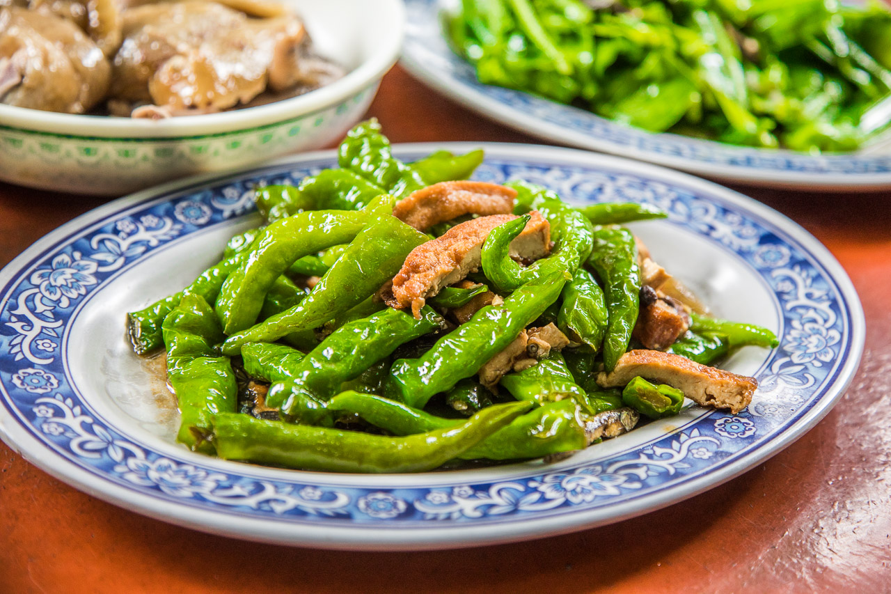 陽明山土雞,陽明山竹子湖美食推薦這家山園野菜餐廳，到竹子湖健走順便吃雞要去哪家?之前發現有一家森林系的山園野菜餐廳不錯，山園野菜餐廳實在是個酷地方，竟然是在森林裡用餐，一整個就是貼近大自然啊，難怪用餐時段直接被擠爆，人氣跟對面的青菜園有的尬！