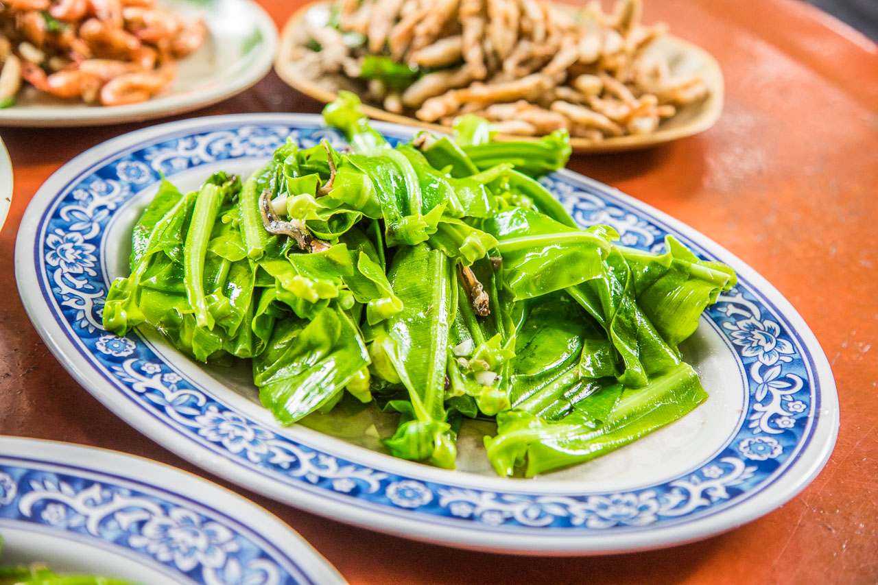 陽明山土雞,陽明山竹子湖美食推薦這家山園野菜餐廳，到竹子湖健走順便吃雞要去哪家?之前發現有一家森林系的山園野菜餐廳不錯，山園野菜餐廳實在是個酷地方，竟然是在森林裡用餐，一整個就是貼近大自然啊，難怪用餐時段直接被擠爆，人氣跟對面的青菜園有的尬！