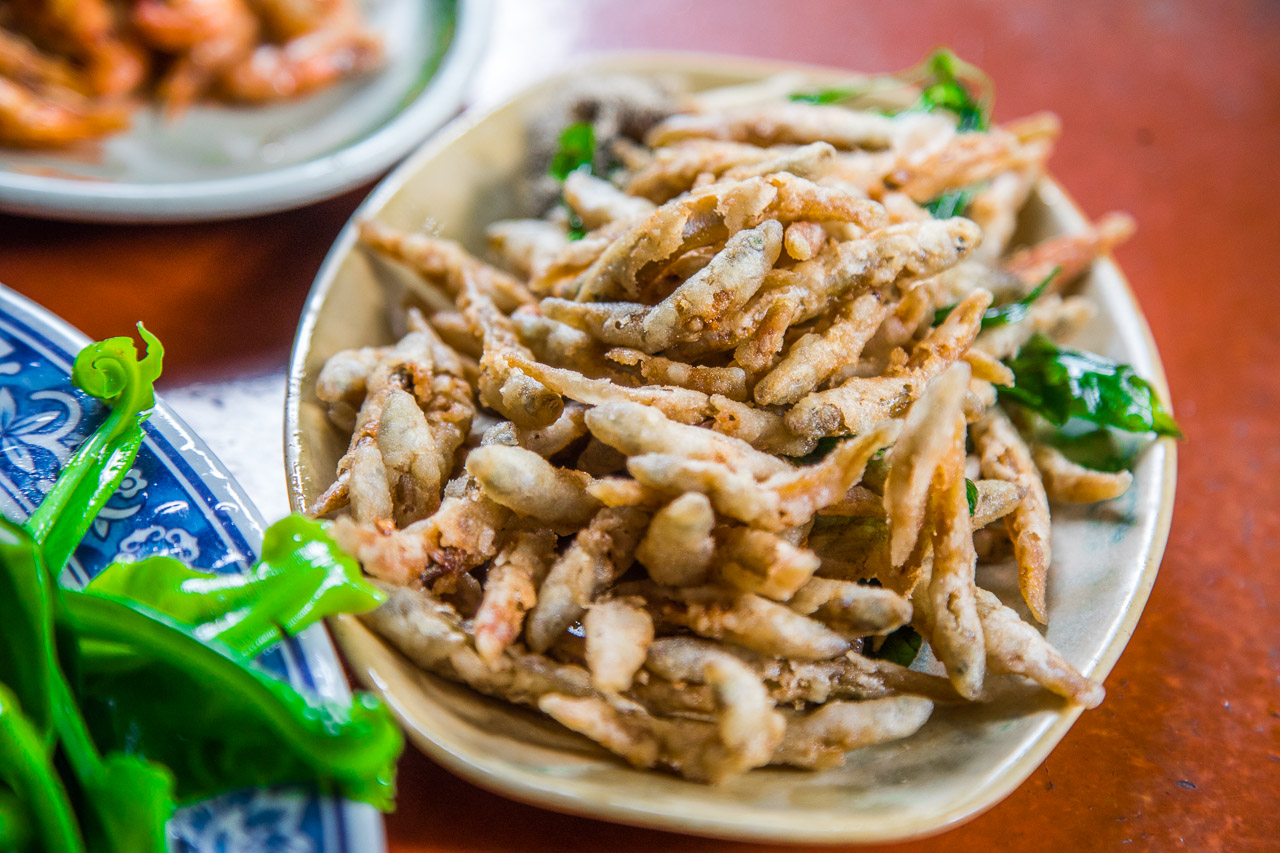 陽明山土雞,陽明山竹子湖美食推薦這家山園野菜餐廳，到竹子湖健走順便吃雞要去哪家?之前發現有一家森林系的山園野菜餐廳不錯，山園野菜餐廳實在是個酷地方，竟然是在森林裡用餐，一整個就是貼近大自然啊，難怪用餐時段直接被擠爆，人氣跟對面的青菜園有的尬！