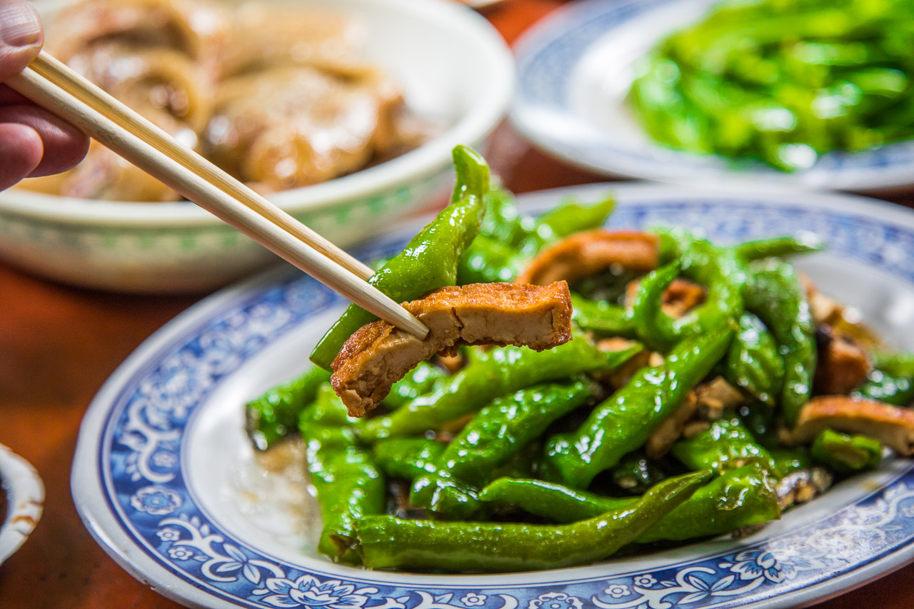 陽明山土雞,陽明山竹子湖美食推薦這家山園野菜餐廳，到竹子湖健走順便吃雞要去哪家?之前發現有一家森林系的山園野菜餐廳不錯，山園野菜餐廳實在是個酷地方，竟然是在森林裡用餐，一整個就是貼近大自然啊，難怪用餐時段直接被擠爆，人氣跟對面的青菜園有的尬！