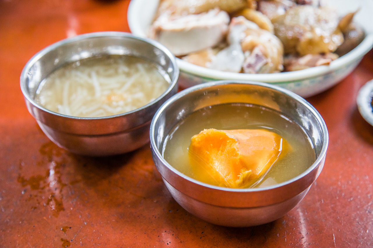 陽明山土雞,陽明山竹子湖美食推薦這家山園野菜餐廳，到竹子湖健走順便吃雞要去哪家?之前發現有一家森林系的山園野菜餐廳不錯，山園野菜餐廳實在是個酷地方，竟然是在森林裡用餐，一整個就是貼近大自然啊，難怪用餐時段直接被擠爆，人氣跟對面的青菜園有的尬！