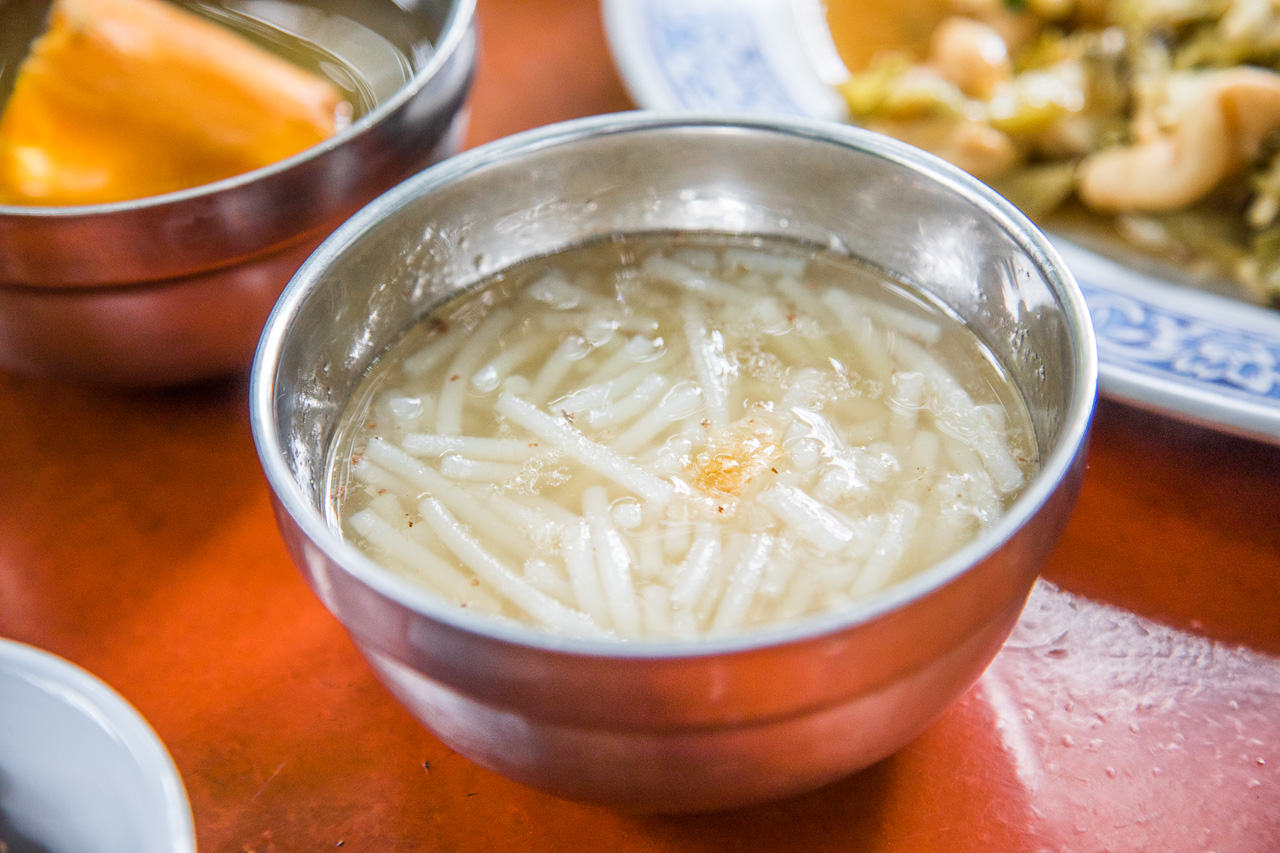 陽明山土雞,陽明山竹子湖美食推薦這家山園野菜餐廳，到竹子湖健走順便吃雞要去哪家?之前發現有一家森林系的山園野菜餐廳不錯，山園野菜餐廳實在是個酷地方，竟然是在森林裡用餐，一整個就是貼近大自然啊，難怪用餐時段直接被擠爆，人氣跟對面的青菜園有的尬！
