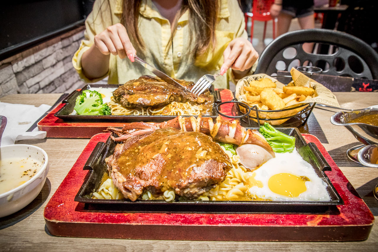 中壢美食,中壢聚餐,中壢牛排,中壢宵夜,中壢平價牛排,中壢大塊牛排,中壢紅吱吱牛排,紅吱吱平價牛排館-新生店,紅吱吱平價牛排館 @大手牽小手。玩樂趣